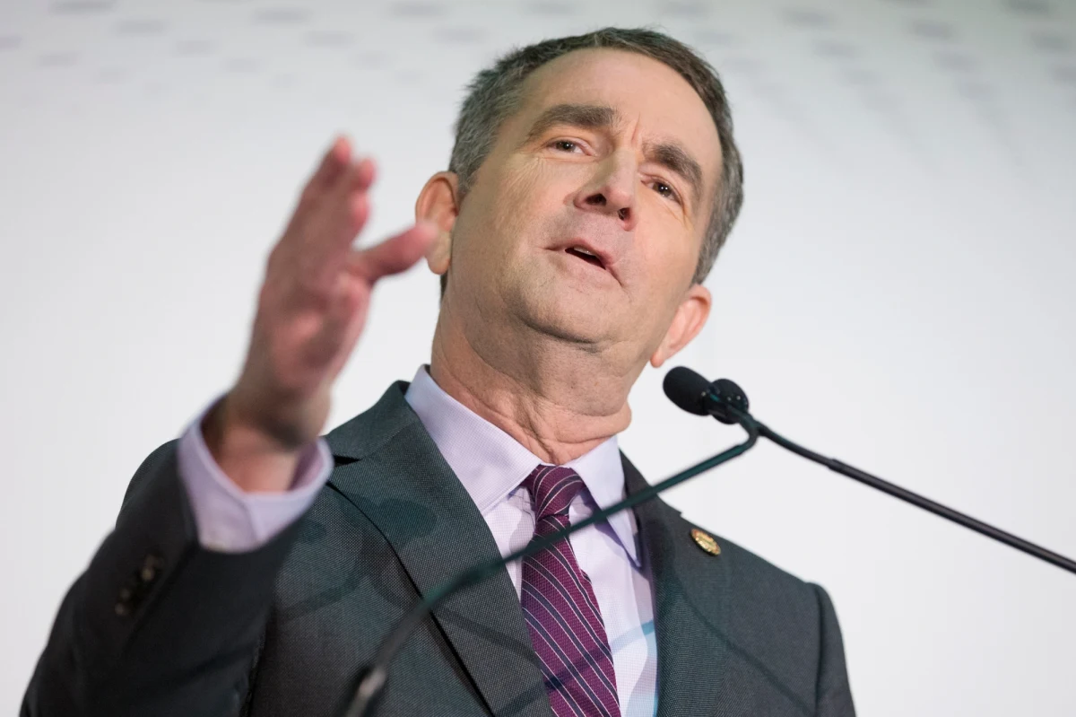 Skandal wokół zdjęć gubernatora stanu Wirginia Ralpha Northama. Do sieci wyciekły jego fotografie z czasów studiów. Występuje na nich w stroju rasisty. Demokratyczni kandydaci na prezydenta USA zaapelowali, aby gubernator ustąpił ze stanowiska. Northam złożył wyrazy ubolewania, ale zapowiedział, że nie zrezygnuje.