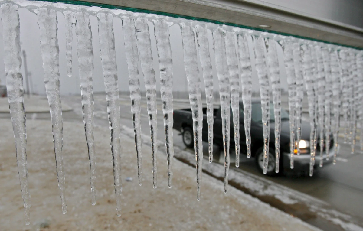 Instytut Meteorologii i Gospodarki Wodnej ostrzega przed marznącymi opadami deszczu w województwie podlaskim oraz warmińsko-mazurskim. Z kolei dla południa i południowo-wschodniej części kraju wydano ostrzeżenia przed silnym wiatrem.
