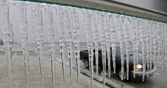 Instytut Meteorologii i Gospodarki Wodnej ostrzega przed marznącymi opadami deszczu w województwie podlaskim oraz warmińsko-mazurskim. Z kolei dla południa i południowo-wschodniej części kraju wydano ostrzeżenia przed silnym wiatrem.