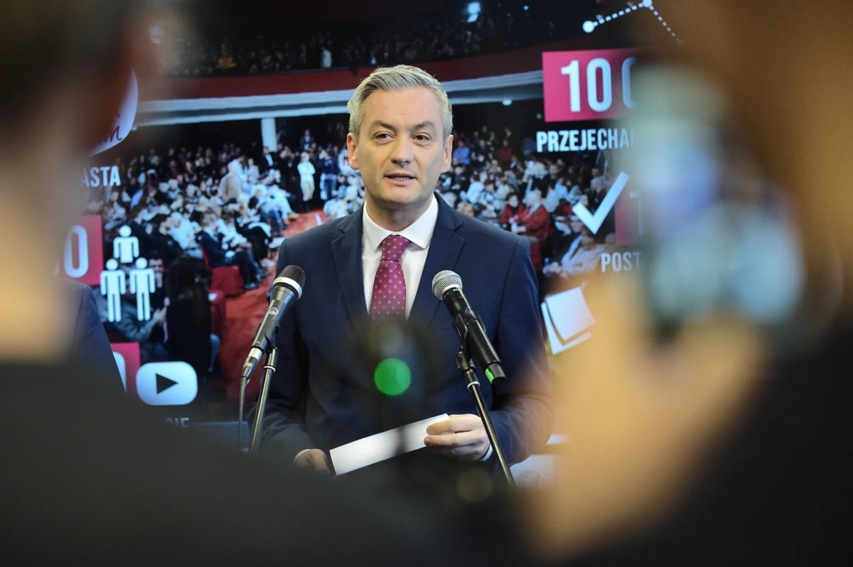 "Chciałbym tak zmienić kraj, jak zmieniłem Słupsk" - mówi w rozmowie z dziennikiem "Fakt" były prezydent Słupska Robert Biedroń. Deklaruje, że jest człowiekiem dialogu, a swoje miejsce widzi w przyszłej koalicji rządowej. "Poza PiS-em jestem w stanie usiąść do rozmów z każdym ugrupowaniem" - oświadcza.