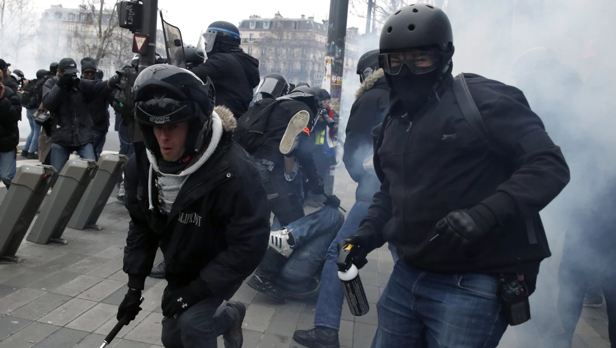 Do starć z policją doszło po paryskiej demonstracji „żółtych kamizelek” w Paryżu. Uczestnicy protestu obrzucili kamieniami i butelkami funkcjonariuszy, którzy odpowiedzieli gazem łzawiącym i granatami dymnymi.