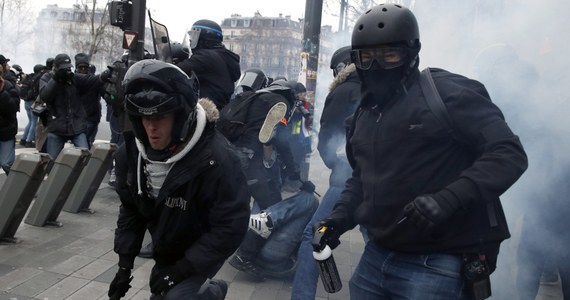 Do starć z policją doszło po paryskiej demonstracji „żółtych kamizelek” w Paryżu. Uczestnicy protestu obrzucili kamieniami i butelkami funkcjonariuszy, którzy odpowiedzieli gazem łzawiącym i granatami dymnymi.