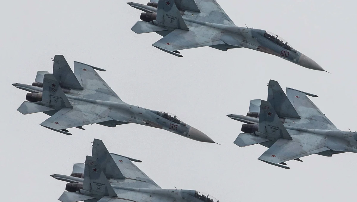 Siły rosyjskie w obwodzie kaliningradzkim zostały wzmocnione pułkiem lotnictwa myśliwskiego, w którego skład wchodzą samoloty Su-27. Krok ten jest odpowiedzią na wzmacnianie sił NATO w rejonie Morza Bałtyckiego - podał w sobotę dziennik "Kommiersant".