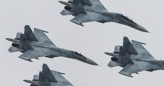 Siły rosyjskie w obwodzie kaliningradzkim zostały wzmocnione pułkiem lotnictwa myśliwskiego, w którego skład wchodzą samoloty Su-27. Krok ten jest odpowiedzią na wzmacnianie sił NATO w rejonie Morza Bałtyckiego - podał w sobotę dziennik "Kommiersant".