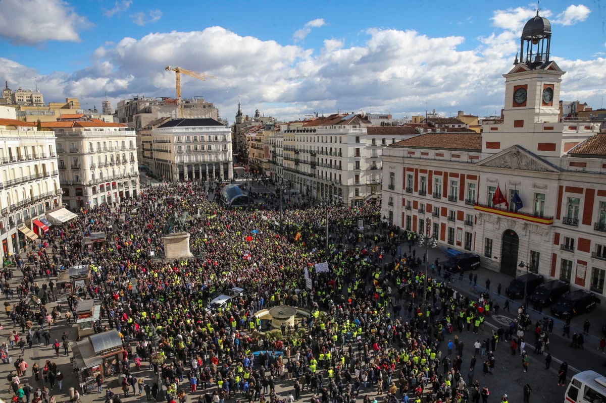 Kilka tysięcy hiszpańskich seniorów przemaszerowało w sobotę przez centrum Madrytu żądając podwyżki emerytur. Do manifestantów przyłączyli się strajkujący od 22 stycznia w stolicy taksówkarze.