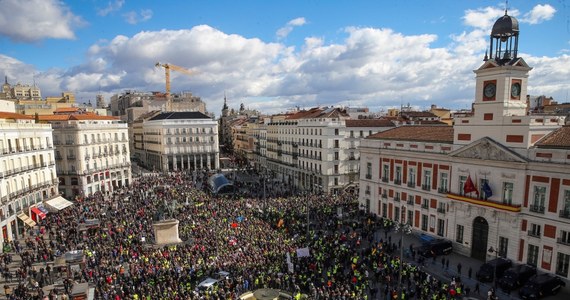 Kilka tysięcy hiszpańskich seniorów przemaszerowało w sobotę przez centrum Madrytu żądając podwyżki emerytur. Do manifestantów przyłączyli się strajkujący od 22 stycznia w stolicy taksówkarze.