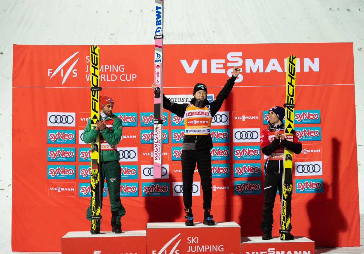 Loty w Oberstdorfie. Za nami emocjonująca rywalizacja na skoczni mamuciej. Kiedy Marcus Eisenbichler zachwycił kibiców, oddając w drugiej serii skok na odległość 237 metrów, wydawało się, że wygra konkurs. Ostatecznie więcej punktów zdobył Ryoyu Kobayashi, który w rywalizacji oddał dwa równe skoki (224, 234 m). Trzecie miejsce zajął Stefan Kraft, a czwarty był Piotr Żyła.