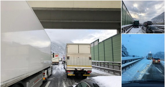 Tysiące ludzi w samochodach było unieruchomionych na autostradzie we włoskich Alpach. Od wczorajszego wieczora pas autostrady A22 od popularnych miejscowości narciarskich i miasta Bolzano w stronę przełęczy Brenner i Austrii  jest zablokowany. Przyczyną utrudnień są lawiny i intensywne opady. Przejezdna jest już za to droga SS12 do Vipiteno.