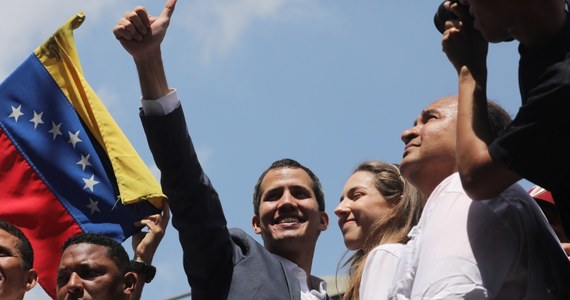 Zmiana władzy jest już blisko - mówił lider opozycji i szef parlamentu Wenezueli Juan Guaido do blisko 100 tysięcy swych zwolenników, którzy wyszli w sobotę na ulice Caracas. "Przysięgamy: pozostaniemy na ulicach, aż nastanie wolność, powstanie tymczasowy rząd i będą nowe wybory" - oświadczył Guaido, wzbudzając aplauz demonstrantów.