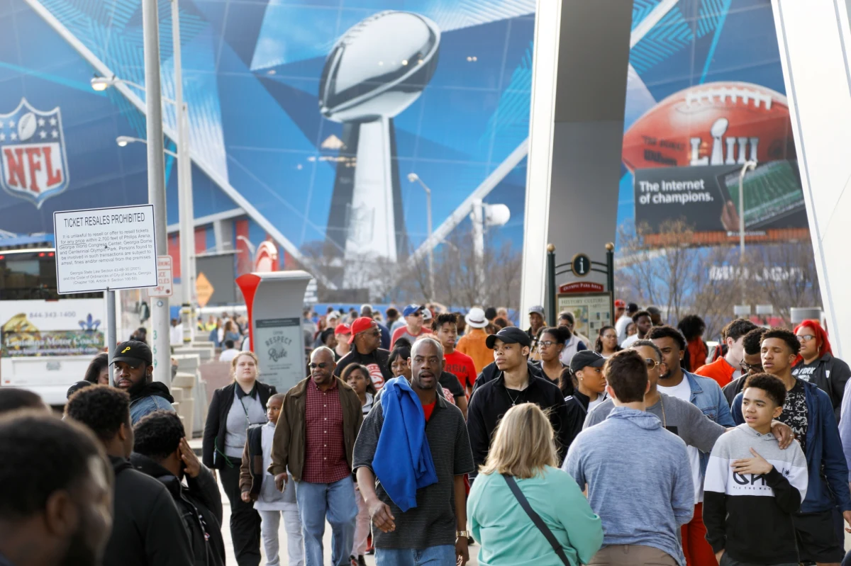 Po północy z niedzieli na poniedziałek oczy kibiców w Stanach Zjednoczonych będą zwrócone na stadion w Atlancie, gdzie New England Patriots i Los Angeles Rams zagrają w Super Bowl - finale ligi futbolu amerykańskiego NFL. 