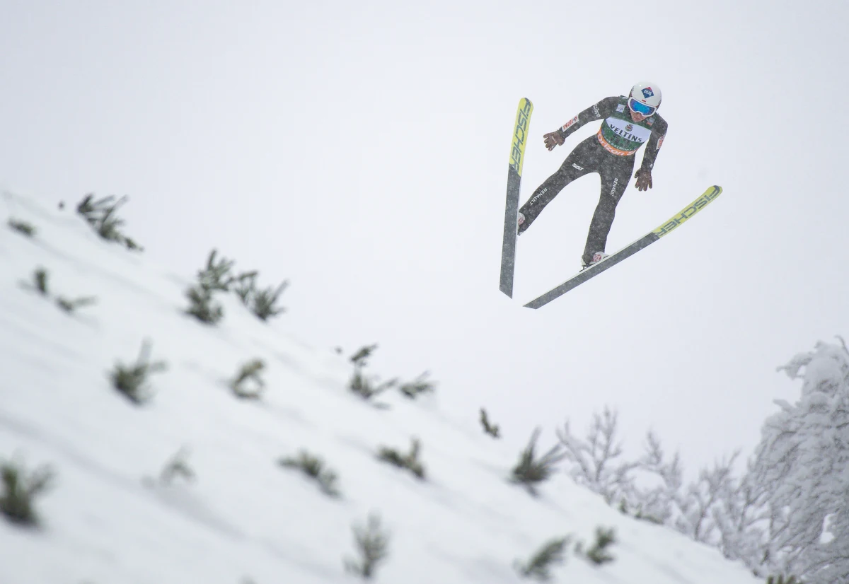 "To była polska eskadra lotników" - tak Adam Małysz podsumował na Facebooku niedzielny konkurs Pucharu Świata w skokach narciarskich w Oberstdorfie. Wygrał go Kamil Stoch, Dawid Kubacki był trzeci, Piotr Żyła czwarty, a Jakub Wolny szósty.