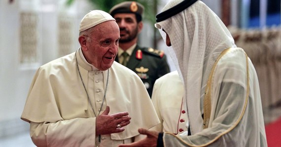 Papież Franciszek przybył w niedzielę wieczorem do stolicy Zjednoczonych Emiratów Arabskich (ZEA) Abu Zabi. Jego 27. zagraniczna pielgrzymka uważana jest za historyczną. To pierwsza wizyta papieża na Półwyspie Arabskim. Odprawi tam mszę dla 130 tys. osób.