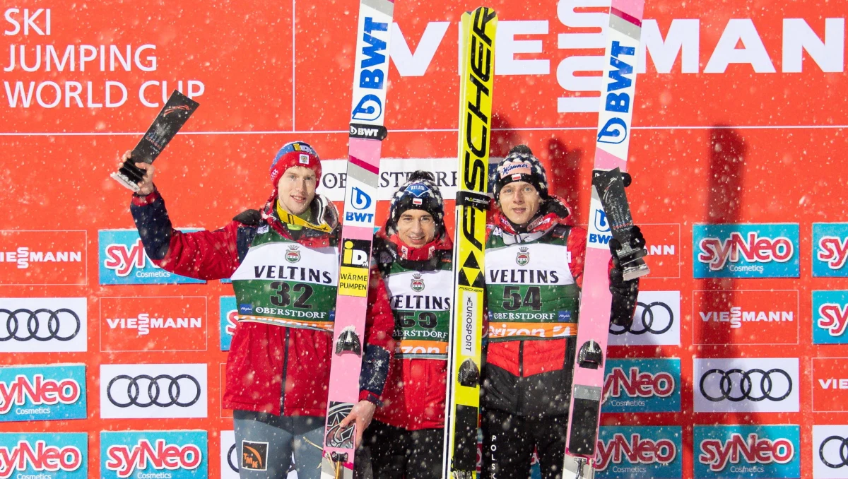 Kamil Stoch zajął pierwsze, a Dawid Kubacki trzecie miejsce w konkursie Pucharu Świata w skokach narciarskich na mamucim obiekcie w niemieckim Oberstdorfie. Czwarty był Piotr Żyła, a szósty Jakub Wolny. Skoczkowie świetnie wywiązali się ze swoich obowiązków, ale zawiedli organizatorzy, którzy podczas dekoracji zwycięzców puścili hymn Polski w niespotykanej wersji...