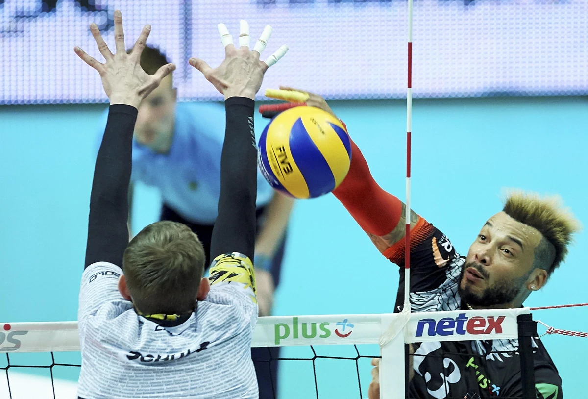 Kontrakt siatkarza Salvadora Hidalgo Olivy został wypowiedziany przez ekstraklasowy Jastrzębski Węgiel. Powodem było przejście w styczniu przyjmującego do tureckiego Fenerbahce Stambuł bez zgody polskiego klubu. W poprzednich sezonach Kubańczyk był wyróżniającym się zawodnikiem śląskiego klubu.