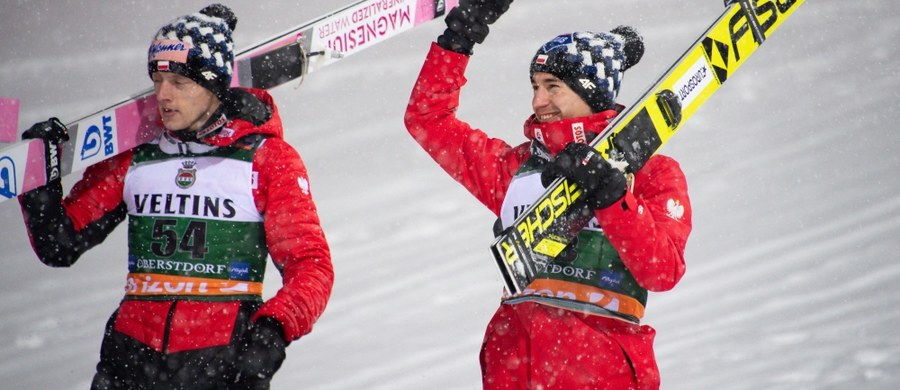 Kamil Stoch nadal zajmuje trzecie miejsce na liście najlepiej zarabiających skoczków narciarskich w Pucharze Świata, ale zwycięstwo w trzecim konkursie mamucim obiekcie w niemieckim Oberstdorfie pozwoliło mu zniwelować część strat do drugiego Austriaka Stefana Krafta.