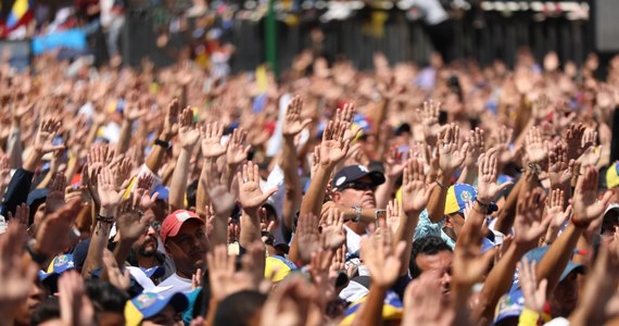 "Będziemy protestowali do czasu rozpisania wolnych wyborów prezydenckich" - mówią mieszkańcy Caracas w rozmowie z Patrykiem Michalskim – specjalnym wysłannikiem RMF FM do Wenezueli. Ich mobilizacja robi wrażenie.Okrzyki wzywające do wyborów było słychać w całym mieście podczas weekendowych manifestacji i wiadomo, że w najbliższych dniach będzie ich więcej. 