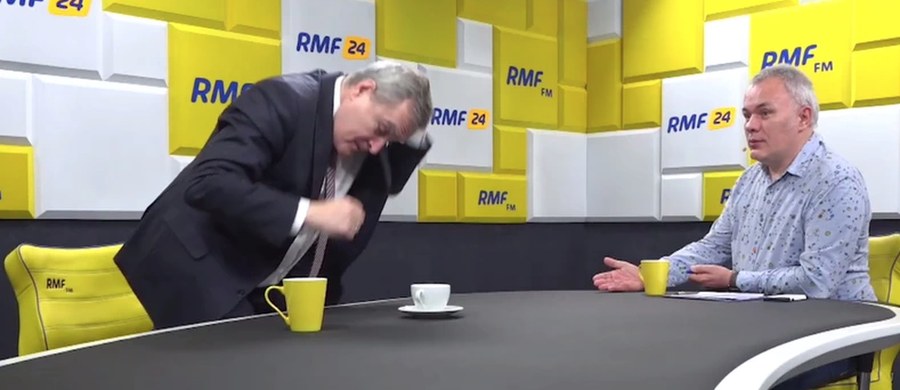 "Ja wiem, że zrywając wywiad, popełniłem błąd polityczny, wizerunkowy, ale mam to w nosie" - stwierdził w rozmowie z tygodnikiem "Do Rzeczy" wicepremier i minister kultury Piotr Gliński. W ten sposób odniósł się do przerwanej przez niego Porannej rozmowy w RMF FM. Polityk demonstracyjnie wyszedł ze studia po pytaniu Roberta Mazurka o pieniądze dla Europejskiego Centrum Solidarności. 