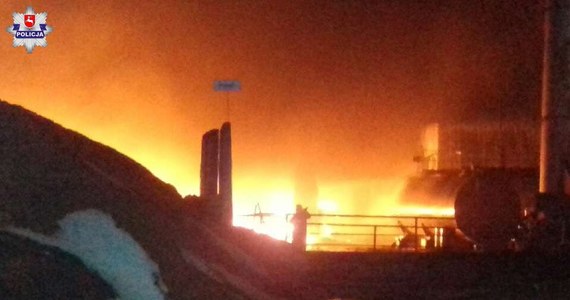 200 osób ewakuowano ze szkoły w Woli Sernickiej na Lubelszczyźnie. Strażacy walczą z dużym pożarem znajdującego się w pobliżu składowiska opon.
