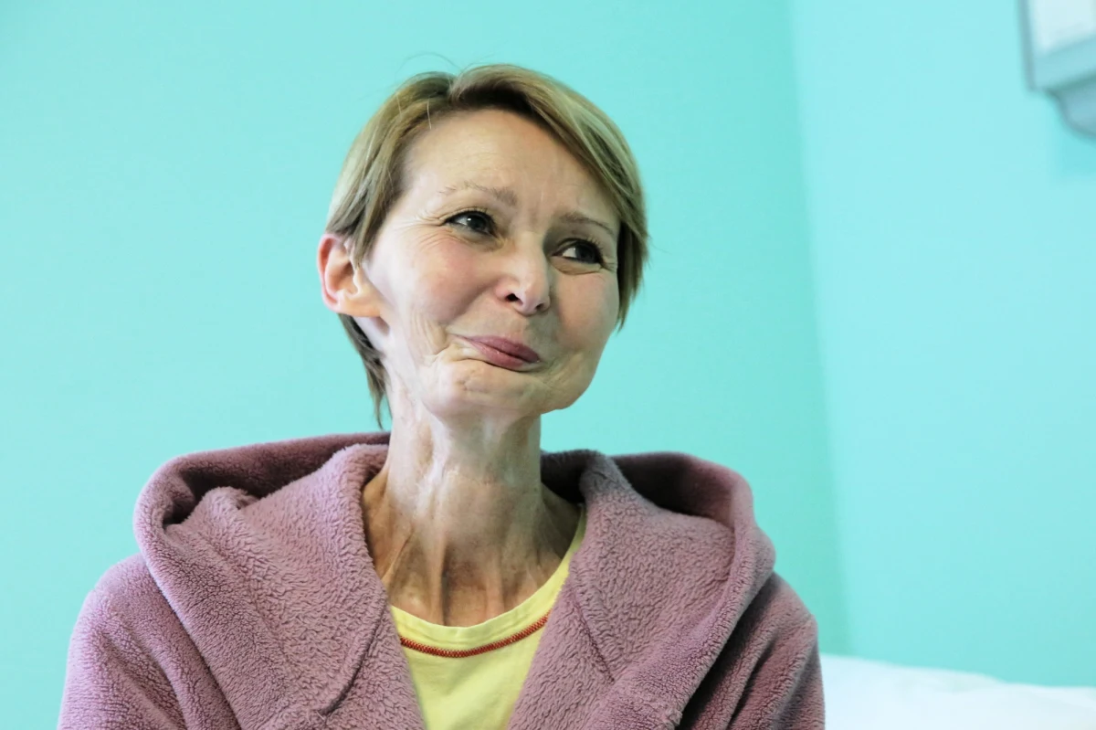 Do domu wróciła pacjentka olsztyńskiego szpitala miejskiego, której dwa tygodnie temu lekarze zrekonstruowali blisko połowę twarzy. Kobieta jest w stanie dobrym, a wszystkie przeszczepione elementy goją się bez powikłań.