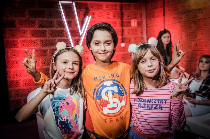 W "The Voice Kids" coraz mniej niewiadomych. W sobotę (2 lutego) poznaliśmy finalistów programu z drużyny Tomsona i Barona. Trenerzy do najważniejszego odcinka zabrali: Wiktorię Gabor, Lenkę Marzec i Michała Szczurka. 