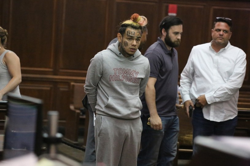 22-letni raper 6ix9ine postanowił pójść na współpracę z wymiarem sprawiedliwości w zamian za niższy wyrok. Wciąż jednak grozi mu wieloletnie więzienie. 