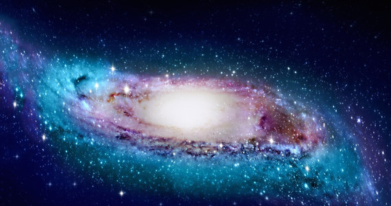 Dysk naszej galaktyki, Drogi Mlecznej, nie jest tak stabilny i płaski, jak nam się wydawało - jest raczej zwichrowany i skręcony - przekonują naukowcy z Macquarie University w Australii i Narodowych Obserwatoriów Astronomicznych Chińskiej Akademii Nauk (NAOC). W artykule na łamach czasopisma "Nature Astronomy" twierdzą, że materia na krańcach Drogi Mlecznej rozpływa się w taki sposób, że galaktyka z boku zaczyna przypominać literę S.