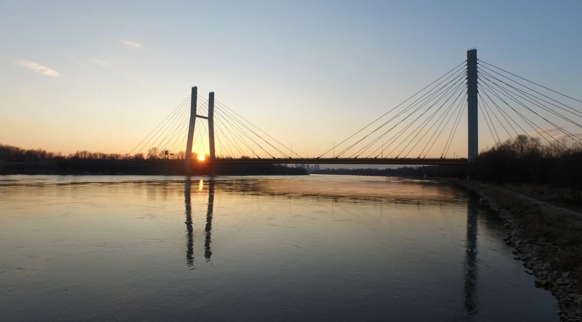 Spadające płaty śniegu uszkodziły cztery samochody na moście Siekierkowskim. ZDM ograniczył prędkość na przeprawie i wyłączył z ruchu prawy pas w kierunku Mokotowa - poinformowała rzeczniczka prasowa ZDM Karolina Gałecka.