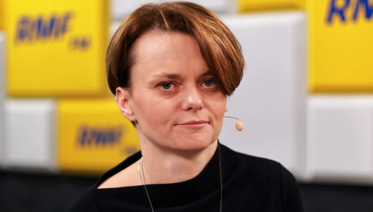 „Mamy zamiar przejmować się każdym, nie tylko Kowalskim, ale też samorządem i małym przedsiębiorcą. Rozporządzeń jeszcze dzisiaj nie mamy, ale to jest ekstraordynaryjna sytuacja. Mamy wzrost o 60 proc. cen kosztu uprawnień do emisji CO2 i w sposób gwałtowny oraz szybki politycy reagują” – mówiła w Popołudniowej rozmowie w RMF FM przedsiębiorczości i technologii Jadwiga Emilewicz, pytana o ustawę prądową. „Na koniec marca cały instrument refinansowania powinien być już gotowy” – dodała.