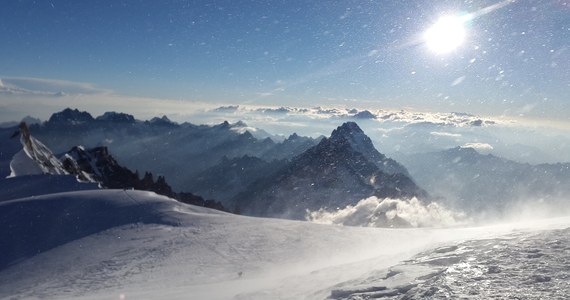 38-letni Polak, mieszkający w Chamonix we Francji, jest jedną z czterech śmiertelnych ofiar lawiny, która zeszła w niedzielę koło Courmayeur w Dolinie Aosty. Jego ciało znaleziono w poniedziałek. Wcześniej ratownicy znaleźli ciała trojga narciarzy.