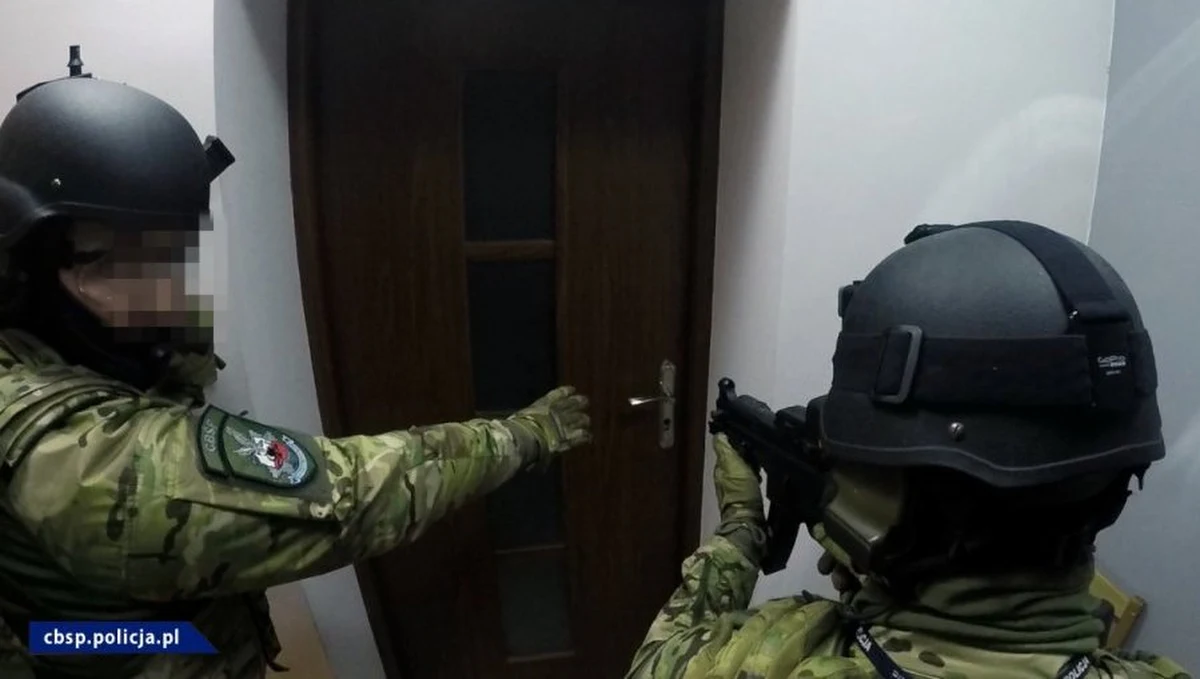 Pięciu młodych mężczyzn, według policji "powiązanych ze środowiskiem śląskich stadionowych chuliganów", odpowie za zastraszanie świadka w toczącym się przeciwko nim śledztwie. Mieli grozić pokrzywdzonemu i jego partnerce śmiercią, straszyć maczetą i ostrzelać ich samochód.