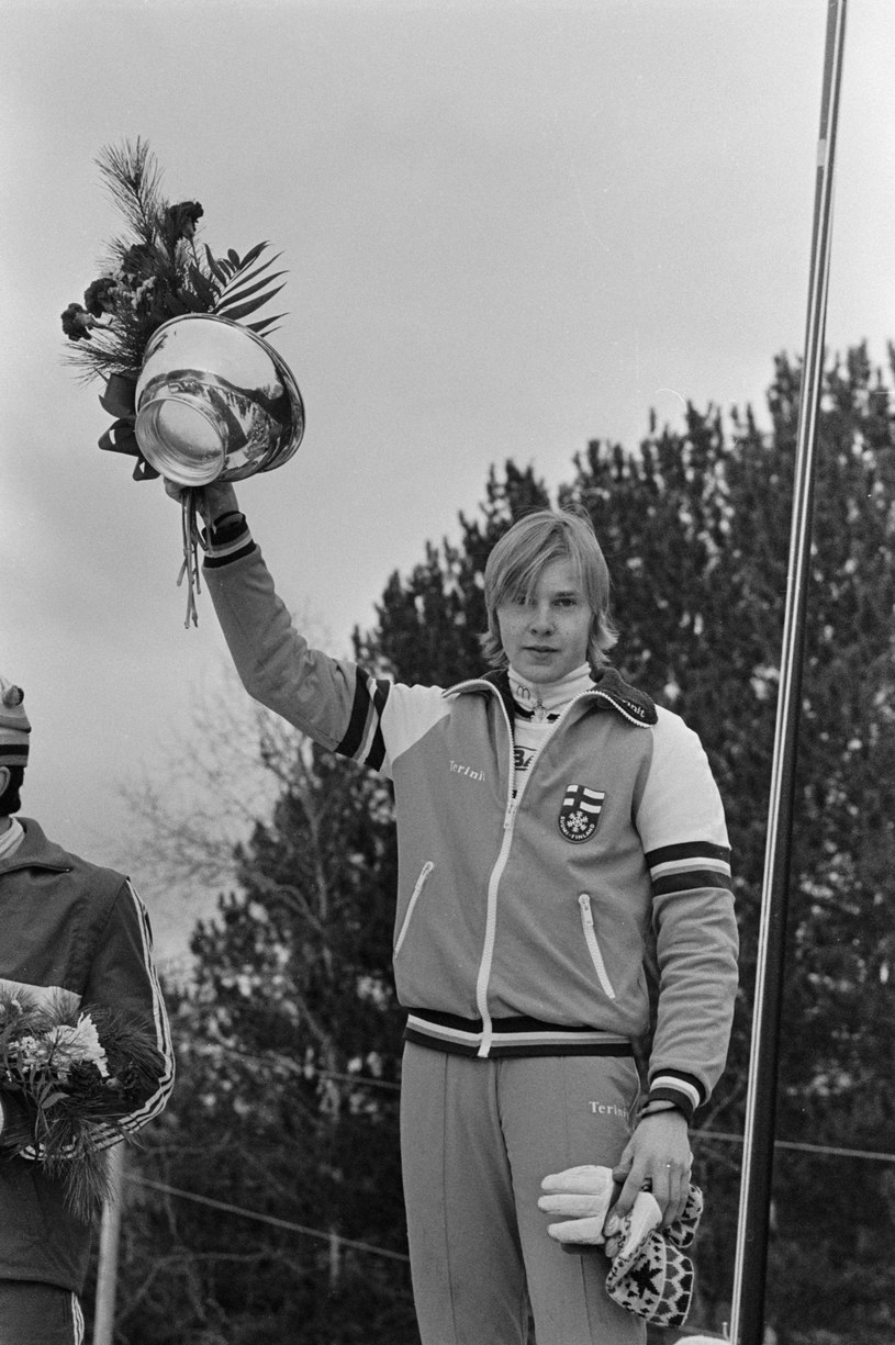 Legenda fińskich skoków narciarskich Matti Nykänen zmarł w wieku 55 lat. Oprócz sportu, mężczyzna znany był z kariery muzycznej - wydał trzy albumy studyjne. Podczas koncertu w Helsinkach, który miał miejsce trzy dni przed śmiercią, na jego szyi wisiał szalik Polski. 