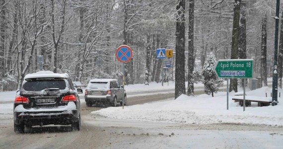 W Polsce powinien być nakaz jazdy zimą na zimowych oponach - uważają samorządowcy z Podhala. Jak pisze "Dziennik Polski", twierdzą, że to turyści na letnich oponach najczęściej powodują w regionie paraliż komunikacyjny dróg, gdy pada śnieg. Dlatego burmistrz Zakopanego rozważa wystąpienie z apelem do Sejmu o zmianę kodeksu ruchu drogowego.