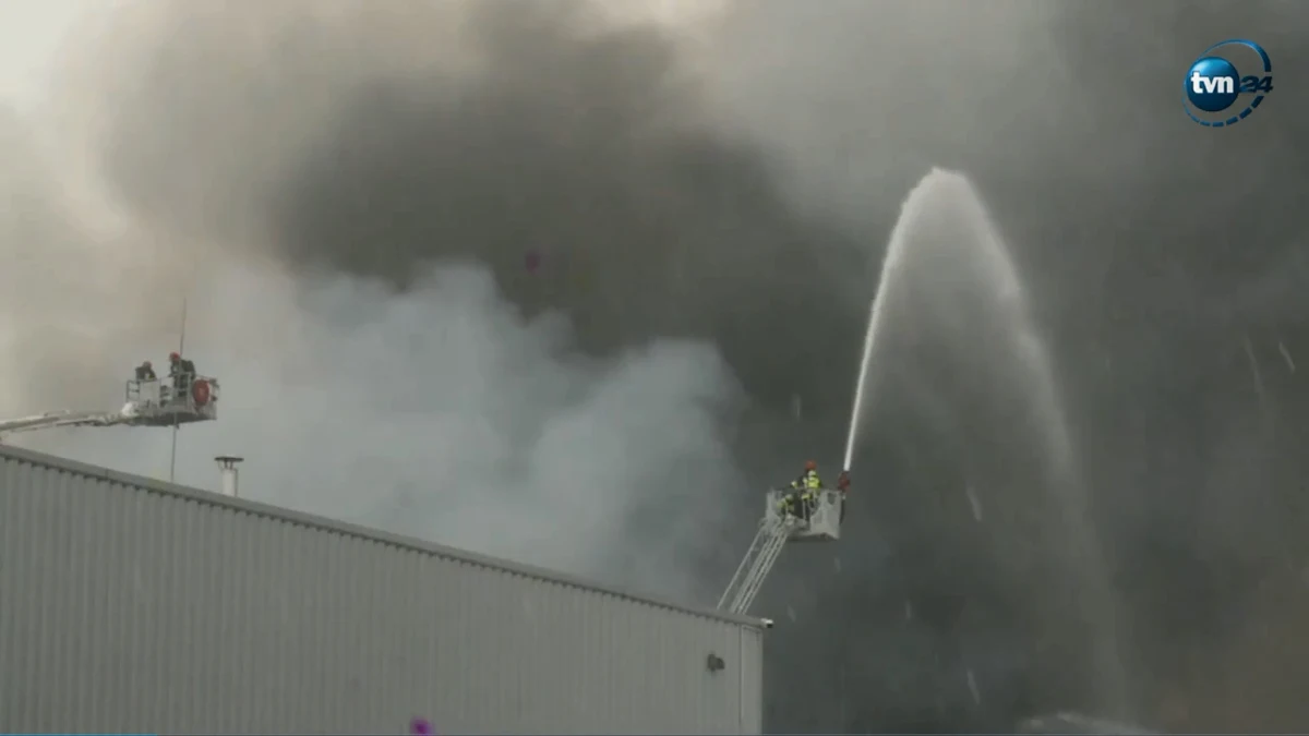 Śledczy spróbują ustalić przyczyny pożaru hali magazynowej w Białołęce. W pożarze uszkodzony został też budynek, w którym znajdowało się centrum danych sieci T-Mobile. Rzecznik sieci zapewnia jednak, że klienci indywidualni nie nie powinni mieć problemów technicznych. 