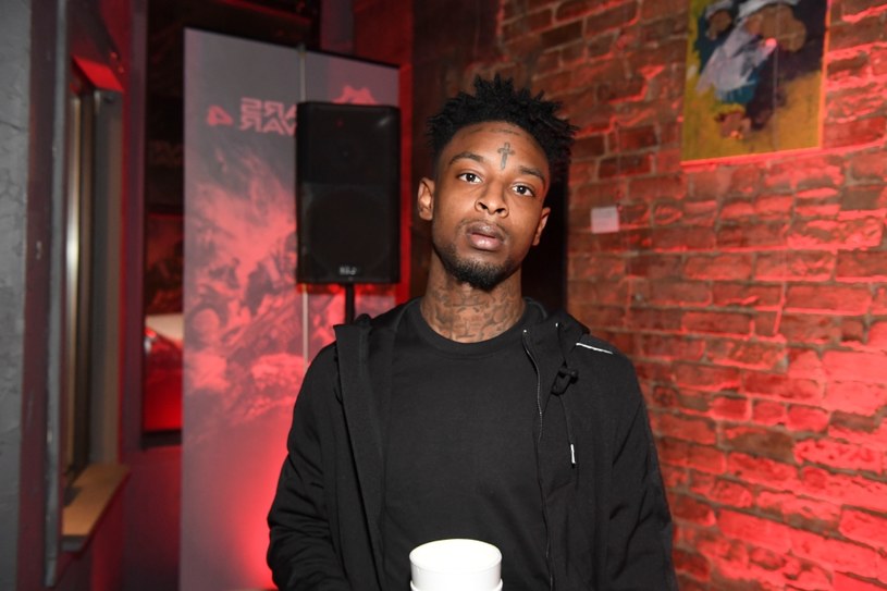 Sprawa aresztowanego rapera 21 Savage rozpaliła opinię publiczną w USA. Raper, który według służb nielegalnie przebywa na terenie kraju, stał się obiektem licznych kpin i żartów. Jednak po jego stronie stanęła spora grupa artystów i dziennikarzy, zwracających uwagę, że deportacja nie powinna być tematem do docinek. 