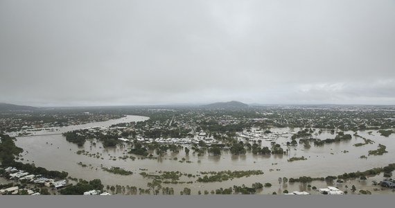 Dwie osoby zginęły w wyniku powodzi w mieście Townsville w stanie Queensland we wschodniej Australii - ogłosiła miejscowa policja. Kilka tysięcy osób ewakuowano, a zalanych zostało kilkaset budynków. Powodzie są skutkiem ulewnych deszczy, które nawiedziły ten region.