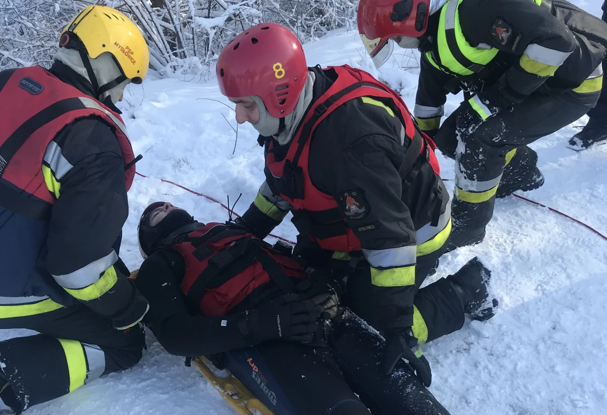 Strażacy ostrzegają przed niebezpieczeństwem na zamarzniętych stawach i jeziorach. W wielu miejscach lód bywa zdradliwy i pozornie tylko ma odpowiednią grubość. W rzeczywistości nagle może się załamać, a osoba która się tam znajdzie wpadnie do wody. Dziś w Mysłowicach na Śląsku strażacy zorganizowali pokazową akcję ratunkową osoby, pod którą załamała się lodowa tafla.