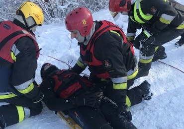 Strażacy uczą, jak uratować osobę, która wpadła pod lód