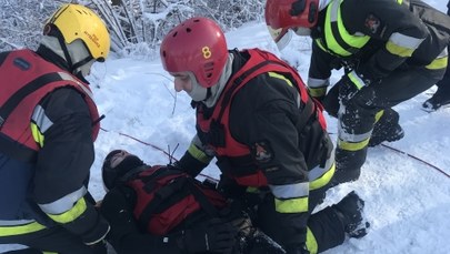Strażacy uczą, jak uratować osobę, która wpadła pod lód