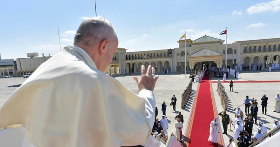 Papież Franciszek powiedział dziennikarzom, że Watykan gotów jest mediować ws. rozwiązania politycznego kryzysu w Wenezueli, jeśli poproszą o to obie strony i wyczerpane zostaną inne kroki. Kraj stoi na skraju wojny domowej.