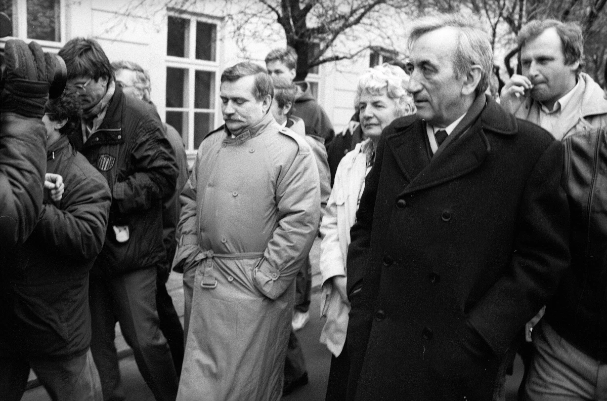 30 lat temu, 6 lutego 1989 r., w Pałacu Namiestnikowskim w Warszawie rozpoczęły się obrady Okrągłego Stołu. Porozumienia między Solidarnością, a ówczesną władzą zostały podpisane 5 kwietnia 1989 roku. Wpłynęły na upadek systemu komunistycznego i w Polsce i w dalszej perspektywie, również w Europie Środkowo-Wschodniej.