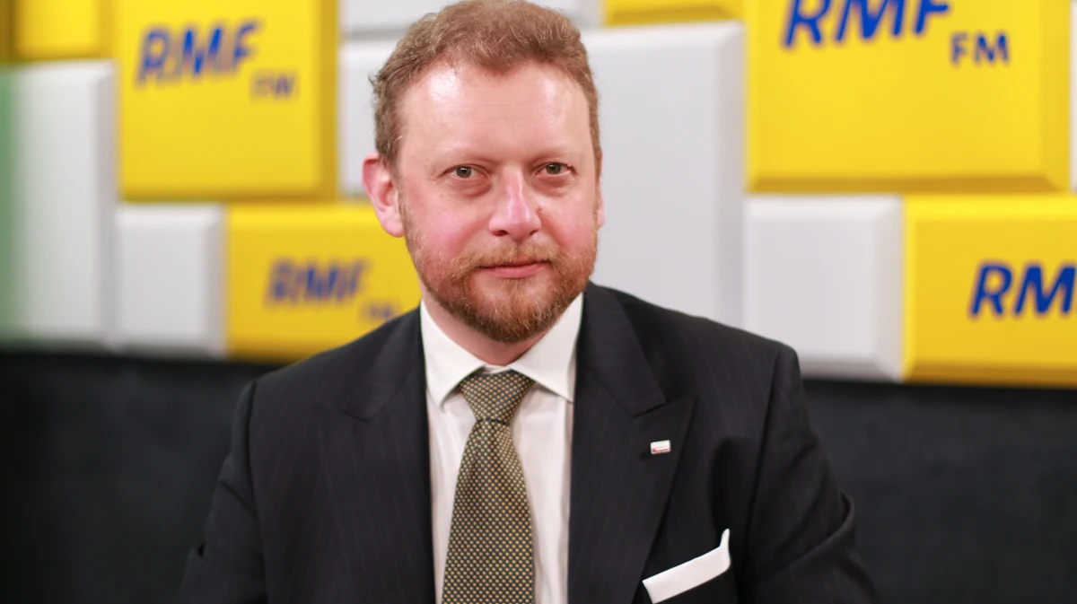 „Za trzy miesiące powinniśmy mieć całodobową infolinię NFZ-u, gdzie o 1:30 w nocy jak się obudzimy z potężnym bólem głowy, to możemy się dowiedzieć, gdzie pójść. Po drugie, często są ogromne różnice w dostępie do świadczeń, kolejek. Pacjent może się dowiedzieć, gdzie najszybciej może mieć wymieniony staw biodrowy” – zapewnił w Porannej rozmowie w RMF FM Łukasz Szumowski. Minister zdrowia przyznał, że w tej chwili trwa przetarg na całodobową obsługę infolinii NFZ, która obecnie funkcjonuje od 8 do 16.