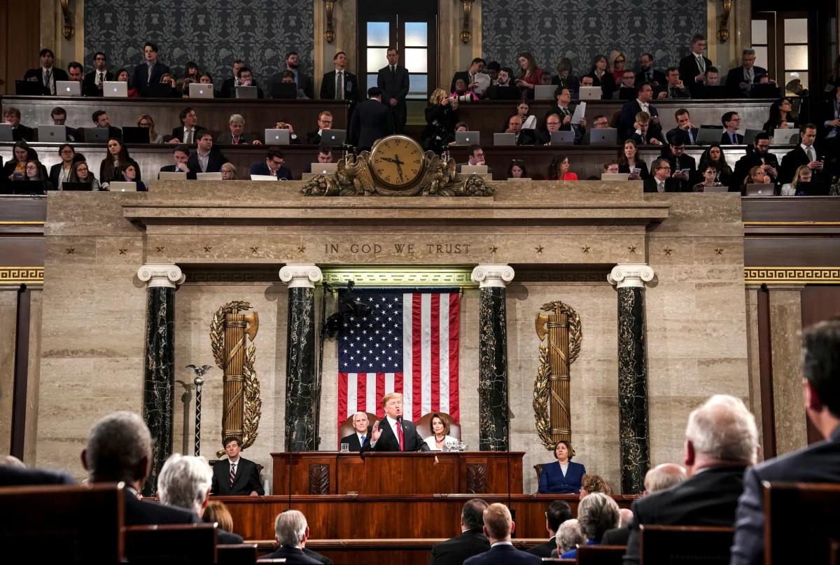 W wygłoszonym we wtorek orędziu o stanie państwa prezydent USA Donald Trump uderzał w pojednawcze wobec opozycji tony, ale też pokazał, że nie zamierza iść na ustępstwa w sprawie imigracji i muru na granicy z Meksykiem - ocenia w środę amerykańska prasa.