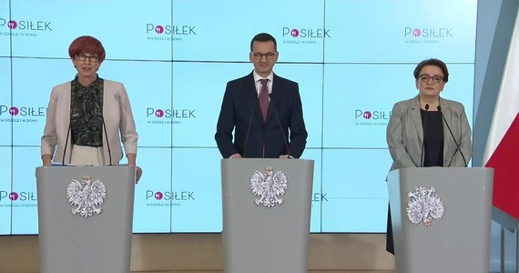 Do niespodziewanej sytuacji doszło w Kancelarii Prezesa Rady Ministrów w trakcie wtorkowej konferencji, która dotyczyła programu "Posiłek w szkole i w domu".  W pewnym momencie godło Polski zamieszczone na mównicy minister edukacji Anny Zalewskiej odkleiło się. Herb uratowała pracownica Kancelarii Premiera i usunęła je z podium.