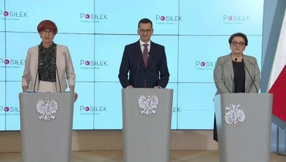 Godło "wywinęło orła" w trakcie przemówienia minister [ZOBACZ FILM]