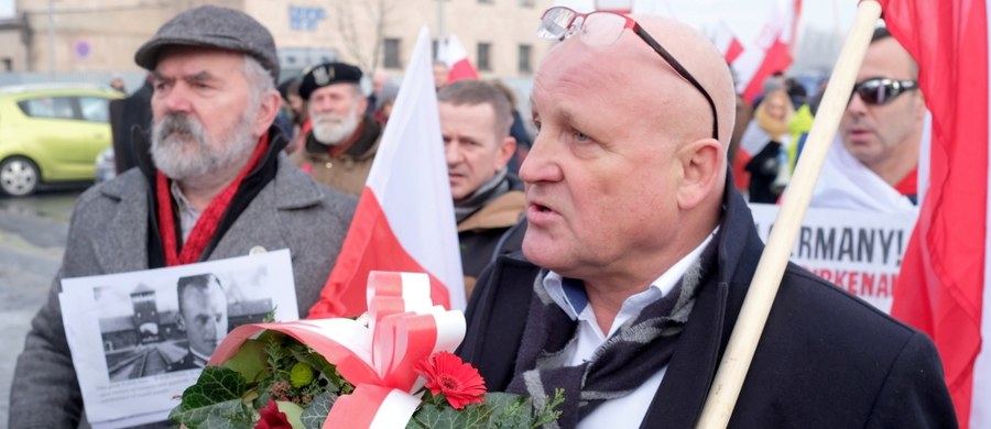 Policja postawiała zarzuty Piotrowi Rybakowi w związku z wydarzeniami w czasie uroczystości wyzwolenia byłego niemieckiego obozu koncentracyjnego Auschwitz-Birkenau - dowiedzieli się reporterzy RMF FM. Oprócz Rybak podobny zarzut usłyszał jeszcze jeden z demonstrantów.
