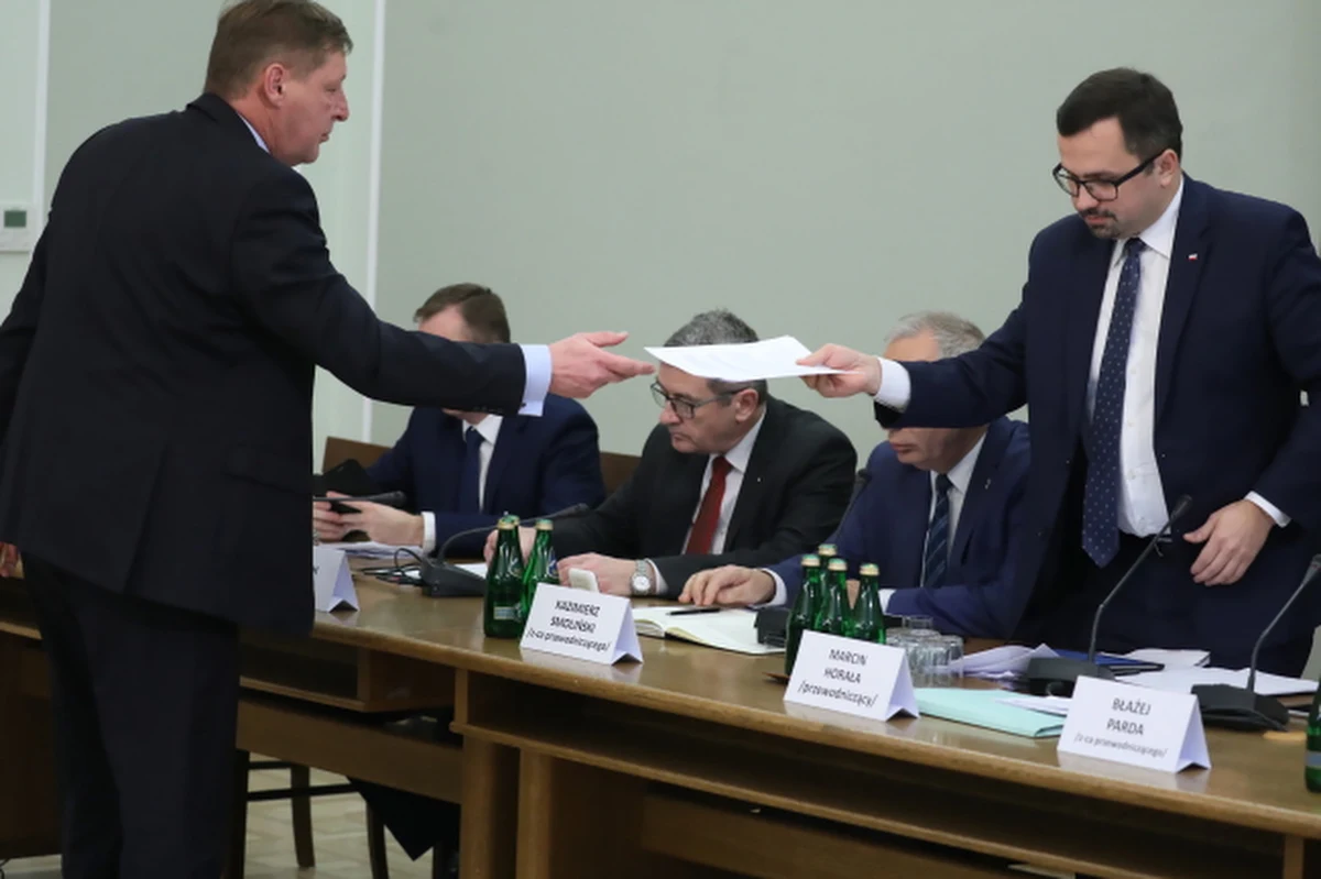 Komisja śledcza ds. VAT odrzuciła wniosek byłego wiceministra finansów Andrzeja Parafianowicza o wyłączenie ze środowego przesłuchania szefa komisji Marcina Horały (PiS). Pełnomocnik byłego wiceministra tłumaczył, że istnieje podejrzenie, że przewodniczący nie jest bezstronny. 