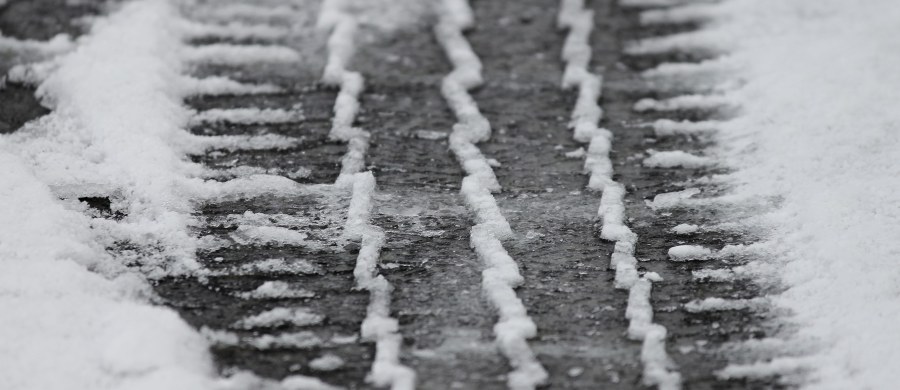 Instytut Meteorologii i Gospodarki Wodnej wydał ostrzeżenia pierwszego stopnia przed oblodzeniem dróg i chodników po opadach deszczu, deszczu ze śniegiem i mokrego śniegu. Dotyczą one woj. warmińsko-mazurskiego i woj. Podlaskiego.