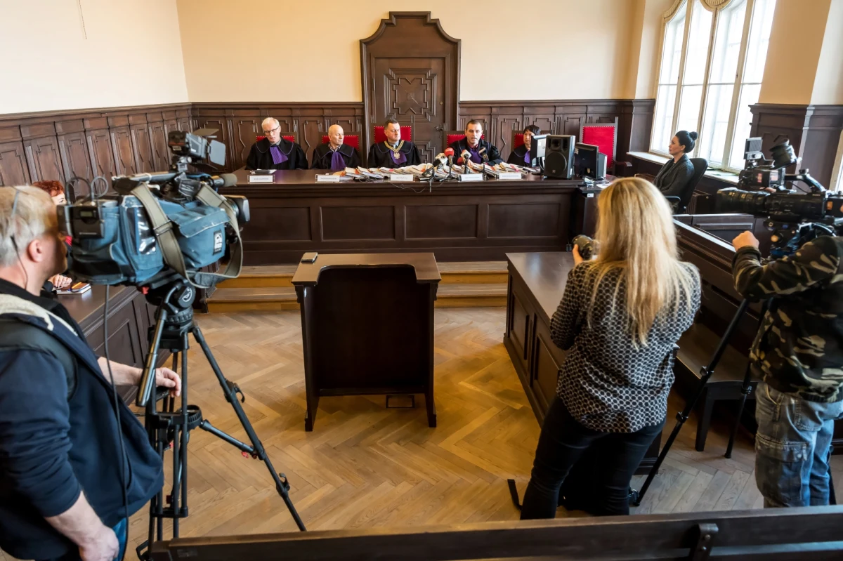 Sąd Okręgowy w Bydgoszczy skazał Macieja K. i Sławomira G. na dożywocie za zabójstwo dwóch młodych kobiet w Chałupskach koło Mogilna w Kujawsko-Pomorskiem. Tragiczne wydarzenia rozegrały się w nocy z 3 na 4 sierpnia 2016 roku nad Jeziorem Wiecanowskim. Ofiary zostały pobite, a następnie wrzucone do jeziora.