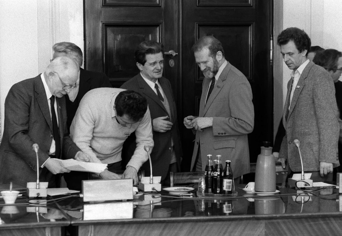 Dziś trudno już nawet opisać, jak pozytywne emocje, jak wielkie nadzieje 30 lat temu towarzyszyły zwykłym ludziom w związku z obradami Okrągłego Stołu. Po latach zastąpiło je u wielu z nas rozczarowanie na myśl, że to wszystko odbyło się na niby. Że przy owym stole odegrano swoisty teatrzyk, a strony dogadały się wcześniej. Lata III RP znaczone są kolejnymi datami potwierdzającymi, że karty, którymi grano ze społeczeństwem były mocno znaczone. Wtedy, w 1989 roku społeczeństwo okazało się bardziej dojrzałe, niż niektórzy jego reprezentanci. 4 czerwca dało szansę na rzeczywiście radykalną zmianę. Ta szansa nie została w pełni wykorzystana. 