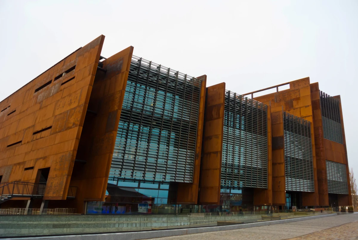 "ECS to upolityczniona instytucja, która zamiast łączyć - dzieli. Nie widzimy zasadności dalszego funkcjonowania naszych przedstawicieli i do odwołania zawieszamy ich w pracach Rady i Rady Historycznej ECS" - napisała w liście do dyrektora tej instytucji NSZZ "Solidarność".